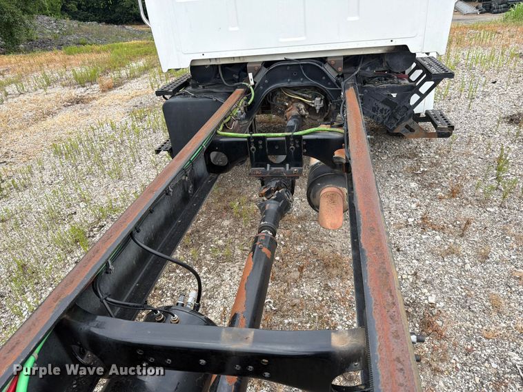 image for item FK3542 2004 Sterling L7500 truck cab and chassis