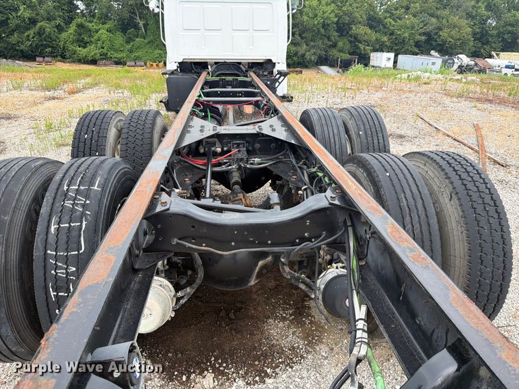 image for item FK3542 2004 Sterling L7500 truck cab and chassis