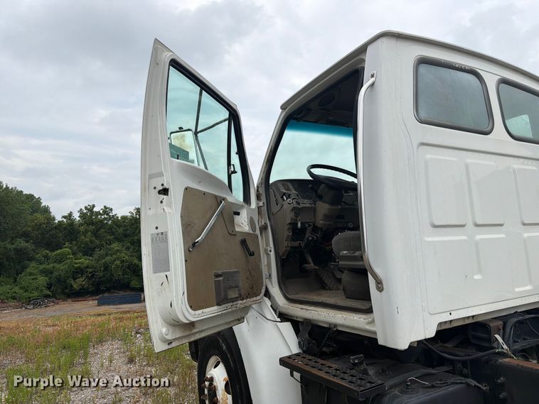 image for item FK3542 2004 Sterling L7500 truck cab and chassis