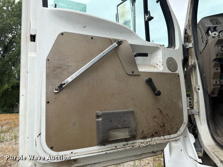 image for item FK3542 2004 Sterling L7500 truck cab and chassis