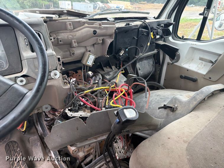 image for item FK3542 2004 Sterling L7500 truck cab and chassis