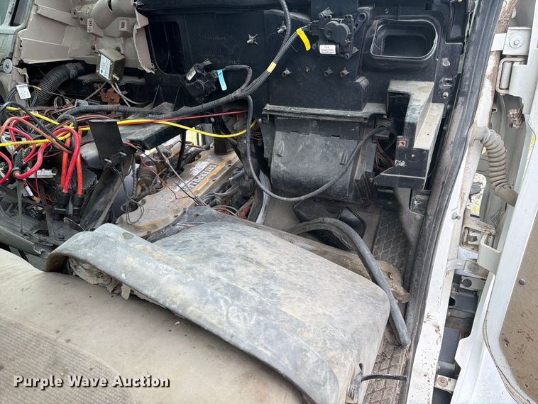 image for item FK3542 2004 Sterling L7500 truck cab and chassis