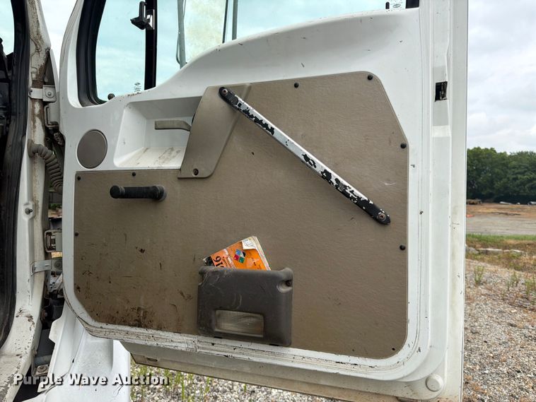 image for item FK3542 2004 Sterling L7500 truck cab and chassis