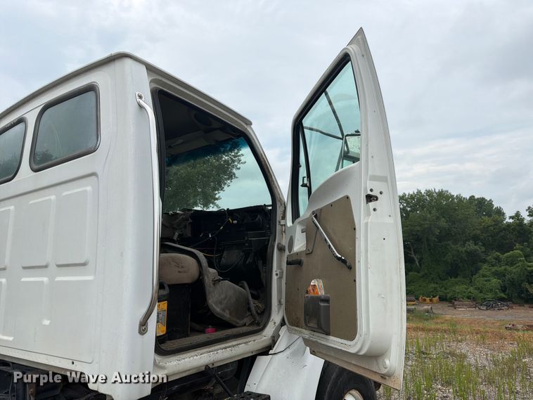 image for item FK3542 2004 Sterling L7500 truck cab and chassis