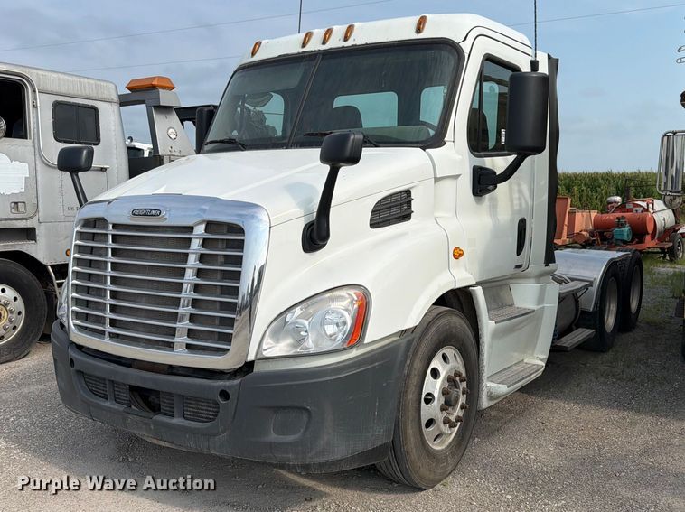 2016 Freightliner Cascadia semi truck