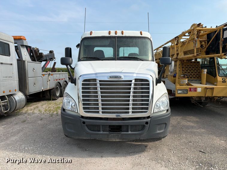 image for item FK4108 2016 Freightliner Cascadia semi truck