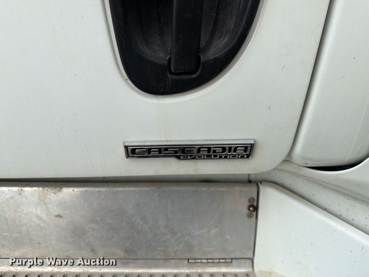 image for item FK4108 2016 Freightliner Cascadia semi truck