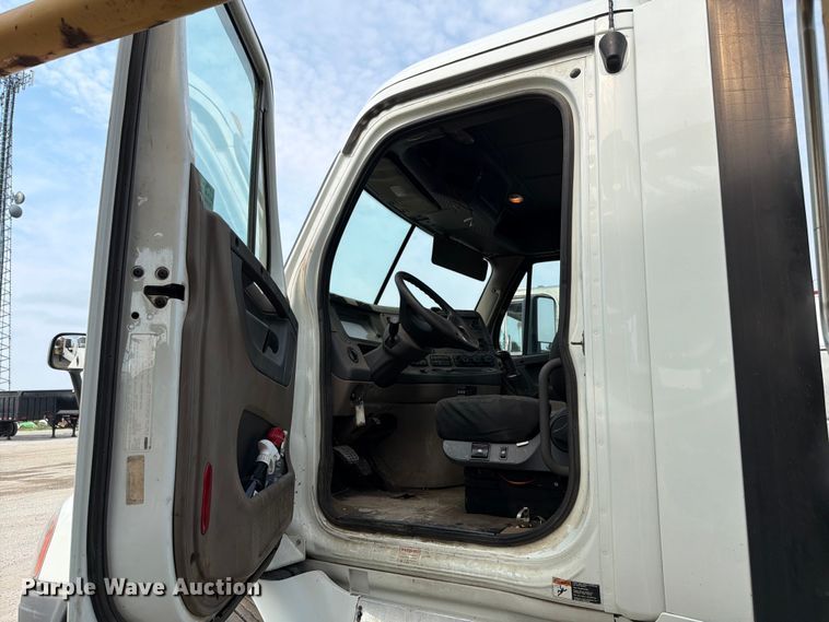 image for item FK4108 2016 Freightliner Cascadia semi truck