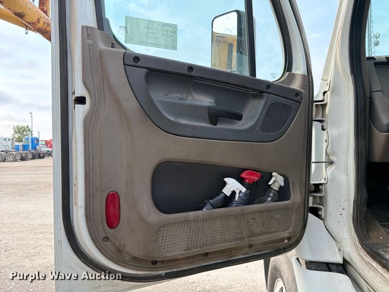 image for item FK4108 2016 Freightliner Cascadia semi truck
