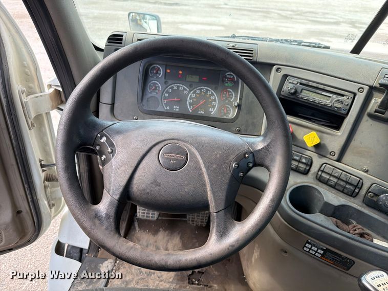 image for item FK4108 2016 Freightliner Cascadia semi truck