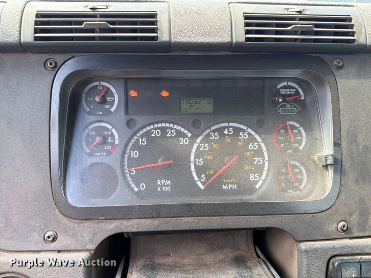 image for item FK4108 2016 Freightliner Cascadia semi truck