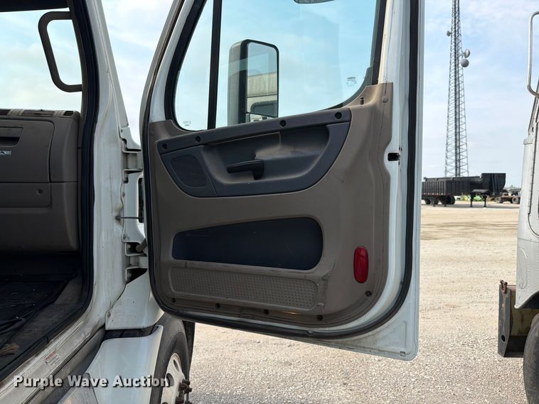 image for item FK4108 2016 Freightliner Cascadia semi truck