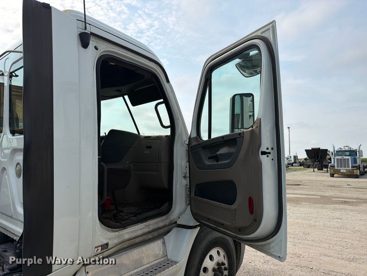 image for item FK4108 2016 Freightliner Cascadia semi truck