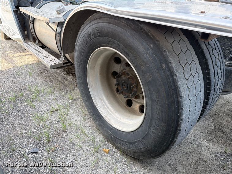 image for item FK4108 2016 Freightliner Cascadia semi truck