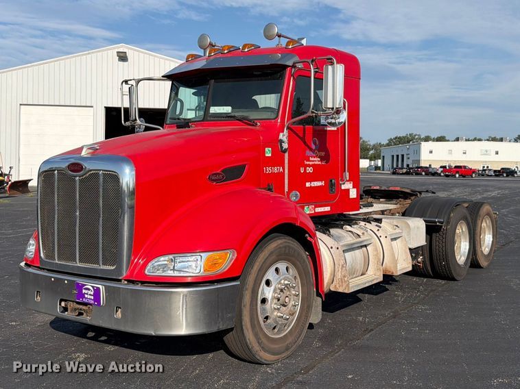 2013 Peterbilt 384 semi truck
