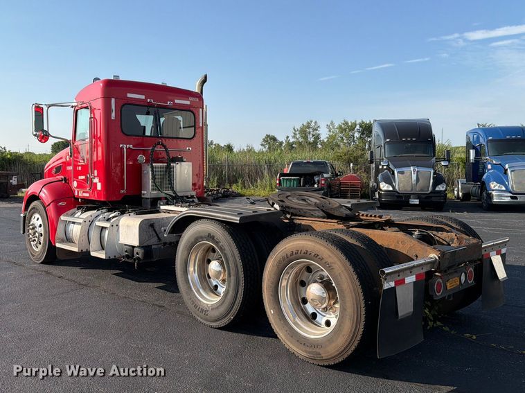 image for item FK4115 2013 Peterbilt 384 semi truck