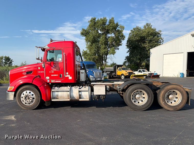 image for item FK4115 2013 Peterbilt 384 semi truck