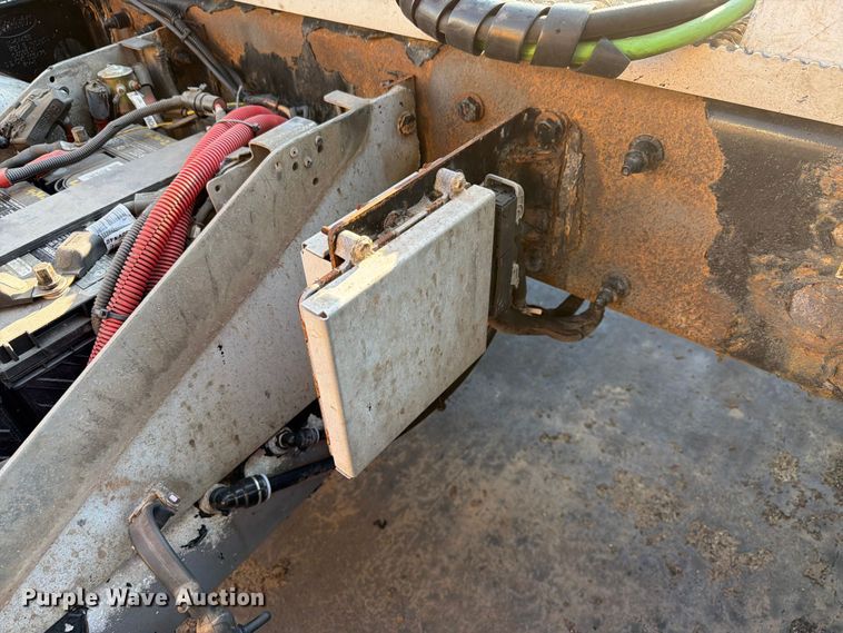 image for item FK4115 2013 Peterbilt 384 semi truck