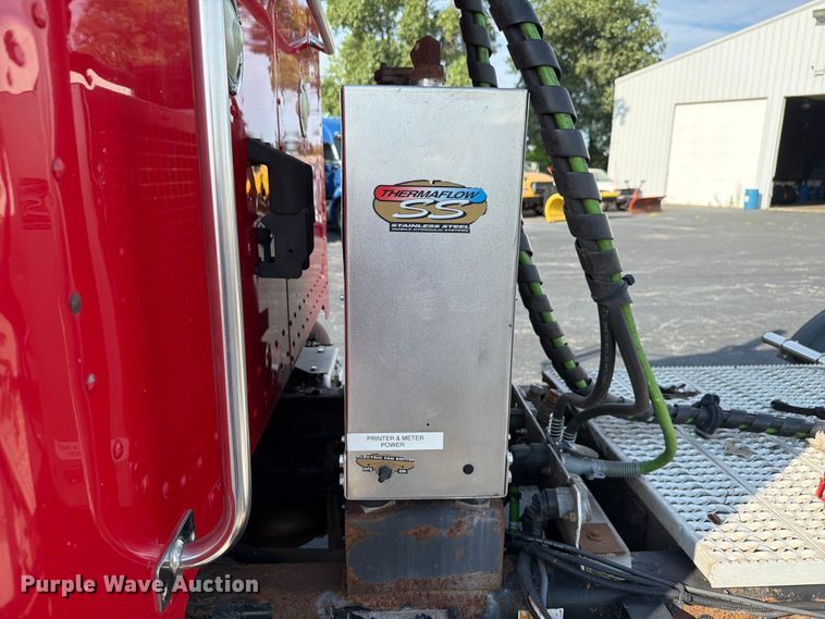 image for item FK4115 2013 Peterbilt 384 semi truck