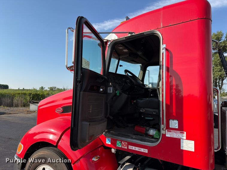 image for item FK4115 2013 Peterbilt 384 semi truck