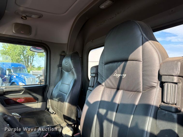 image for item FK4115 2013 Peterbilt 384 semi truck