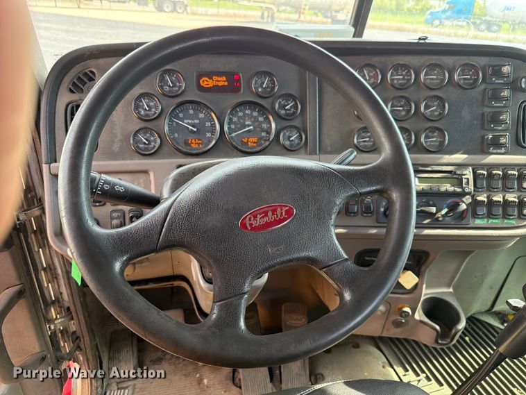 image for item FK4115 2013 Peterbilt 384 semi truck