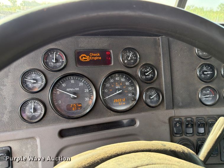 image for item FK4115 2013 Peterbilt 384 semi truck