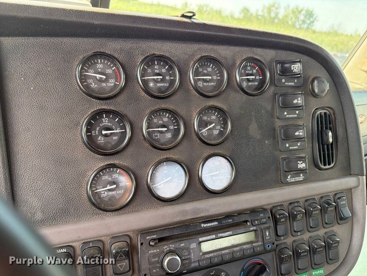 image for item FK4115 2013 Peterbilt 384 semi truck