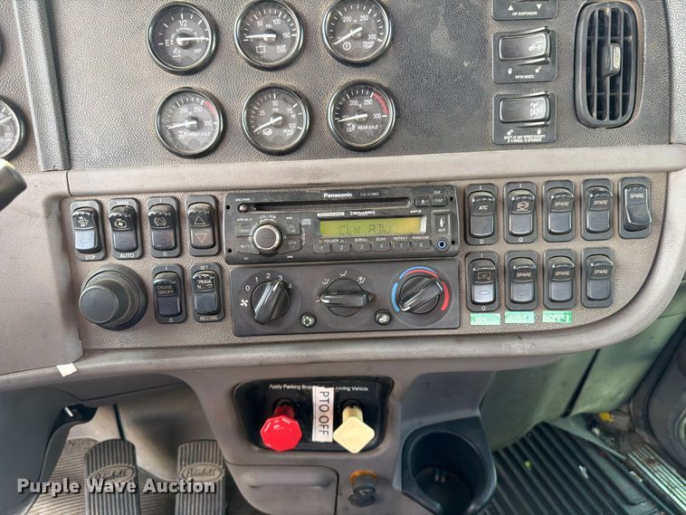 image for item FK4115 2013 Peterbilt 384 semi truck