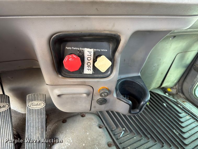 image for item FK4115 2013 Peterbilt 384 semi truck