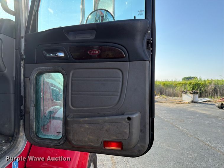 image for item FK4115 2013 Peterbilt 384 semi truck