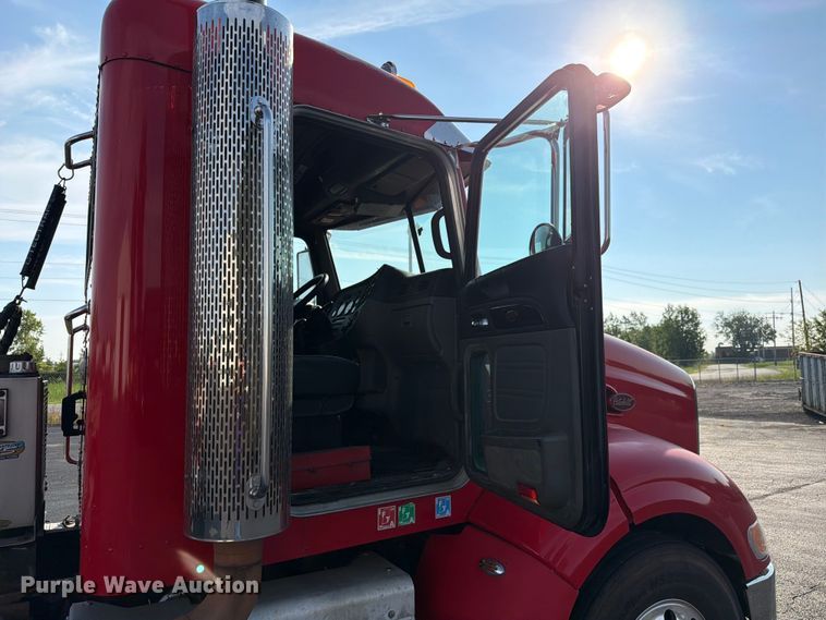 image for item FK4115 2013 Peterbilt 384 semi truck