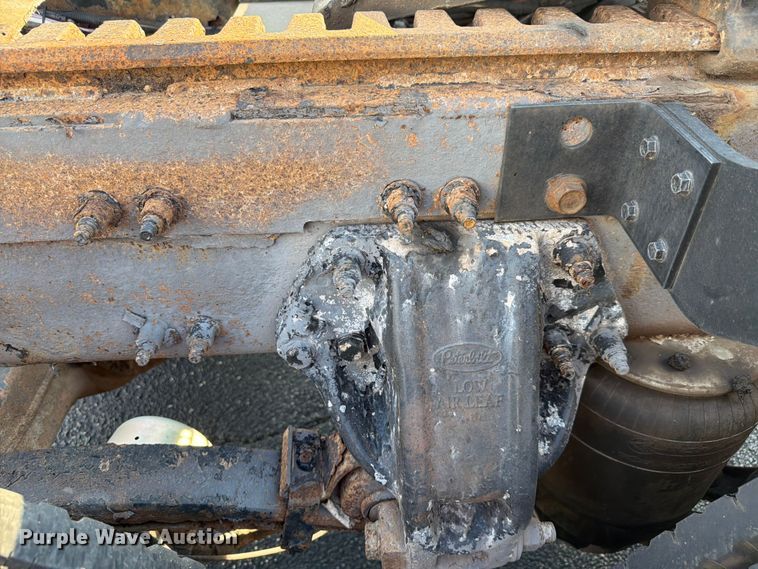 image for item FK4115 2013 Peterbilt 384 semi truck