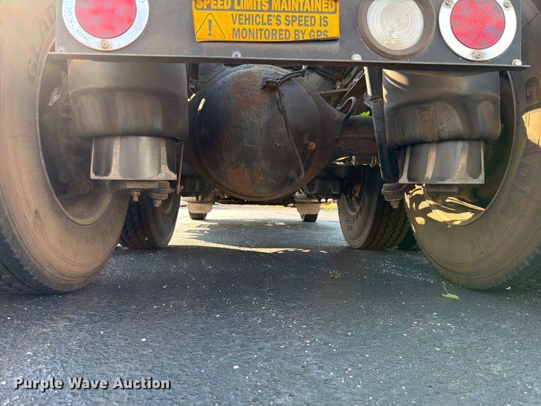 image for item FK4115 2013 Peterbilt 384 semi truck
