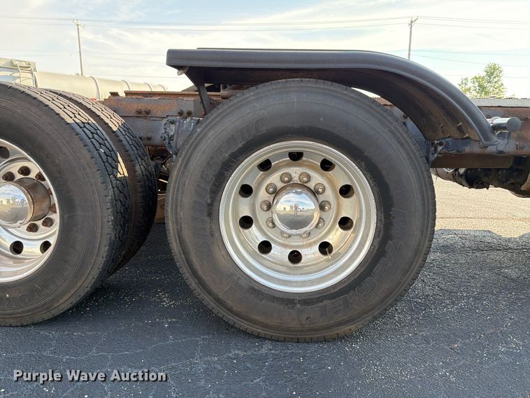 image for item FK4115 2013 Peterbilt 384 semi truck