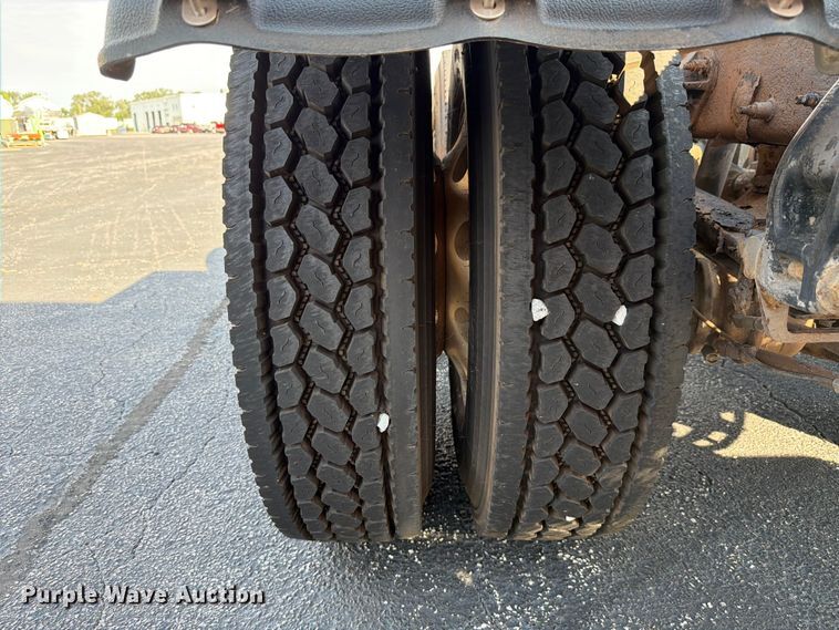 image for item FK4115 2013 Peterbilt 384 semi truck