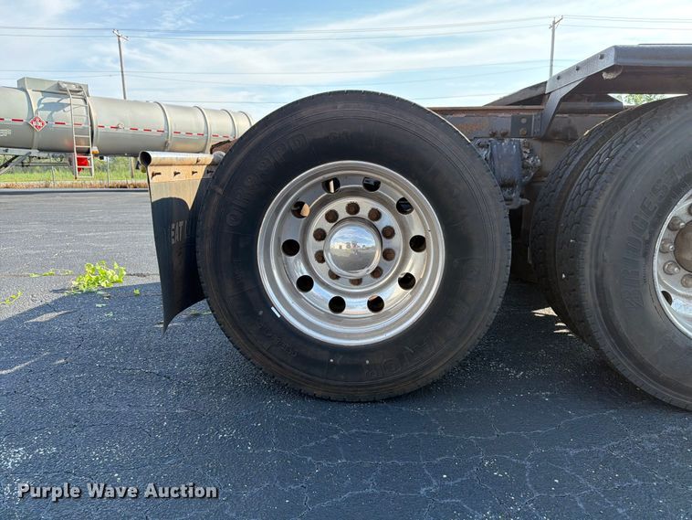 image for item FK4115 2013 Peterbilt 384 semi truck