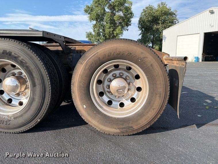 image for item FK4115 2013 Peterbilt 384 semi truck