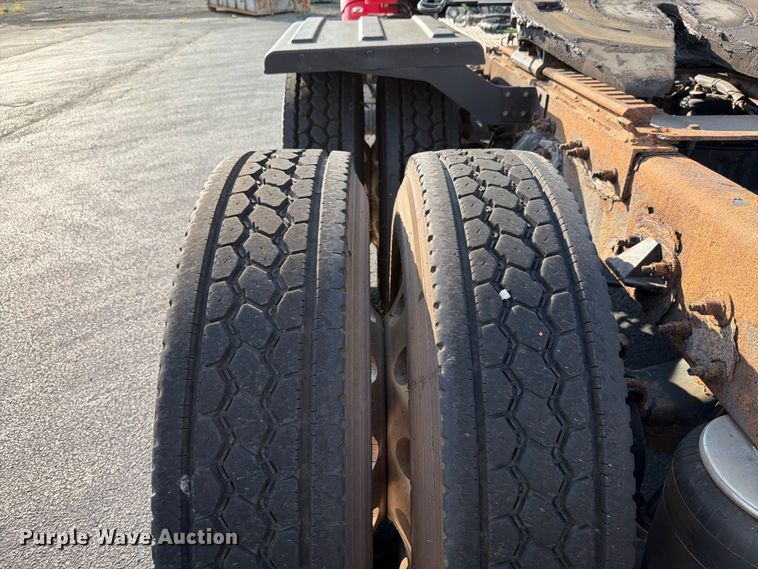 image for item FK4115 2013 Peterbilt 384 semi truck