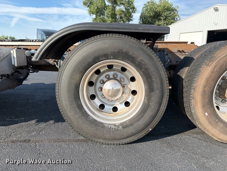 image for item FK4115 2013 Peterbilt 384 semi truck