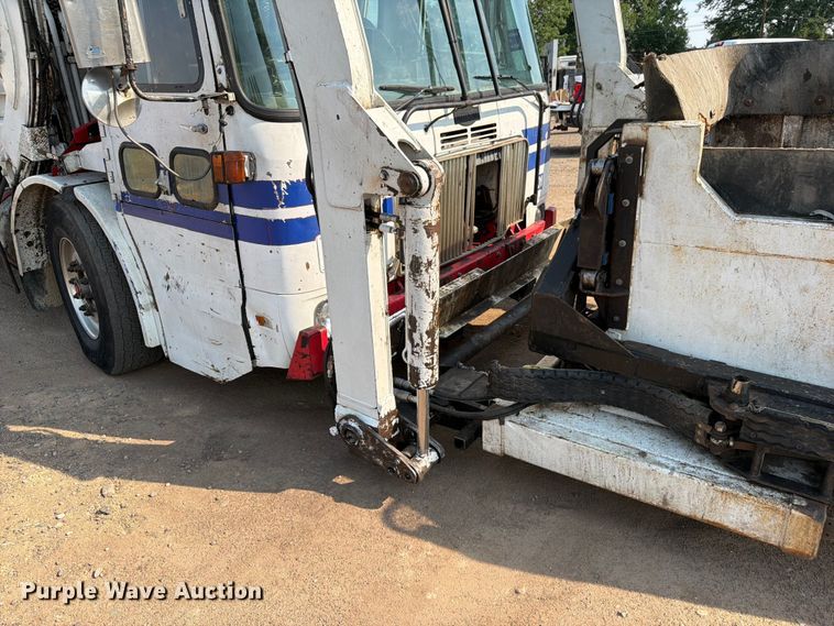 image for item FM7569 2005 Autocar WX refuse truck