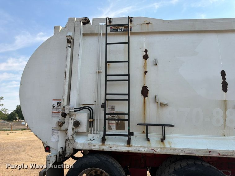 image for item FM7569 2005 Autocar WX refuse truck
