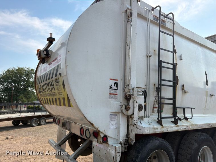 image for item FM7569 2005 Autocar WX refuse truck