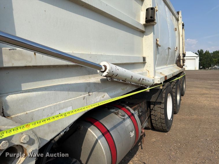 image for item FM7569 2005 Autocar WX refuse truck