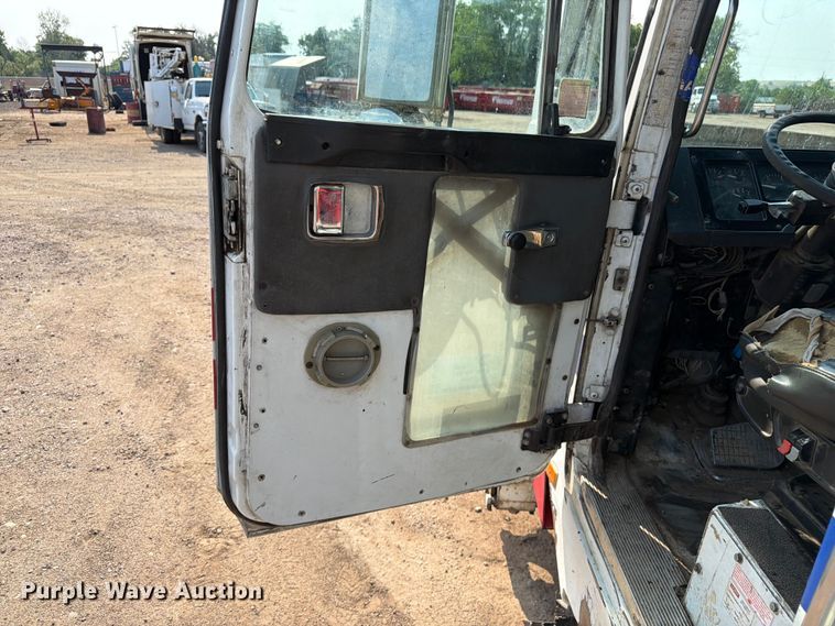 image for item FM7569 2005 Autocar WX refuse truck