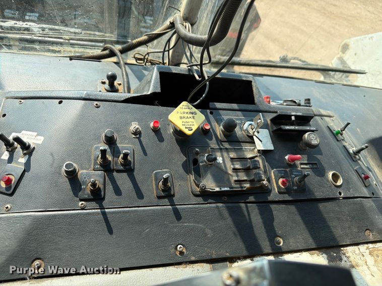 image for item FM7569 2005 Autocar WX refuse truck