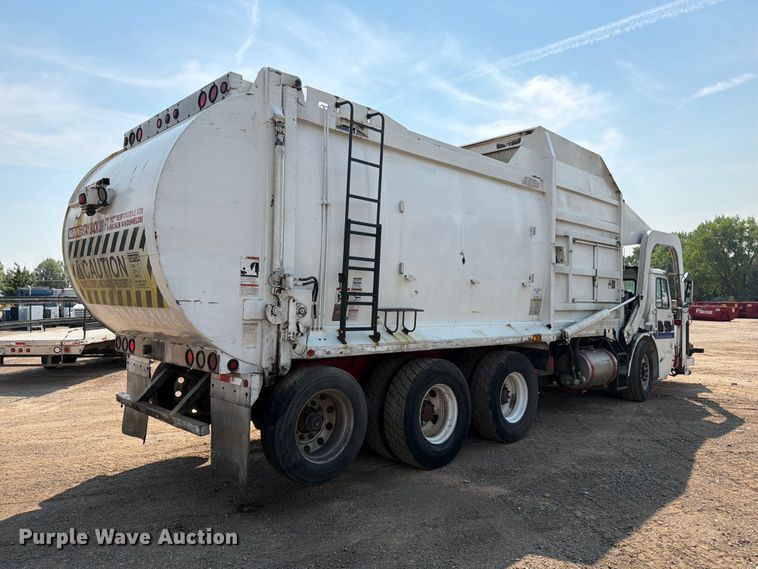 image for item FM7570 2005 Autocar WX refuse truck