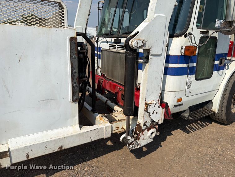 image for item FM7570 2005 Autocar WX refuse truck