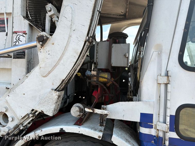 image for item FM7570 2005 Autocar WX refuse truck