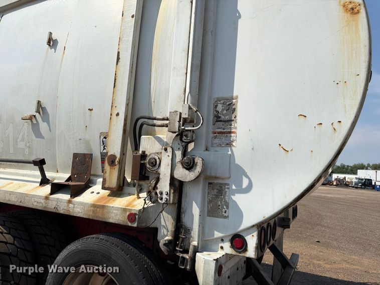 image for item FM7570 2005 Autocar WX refuse truck